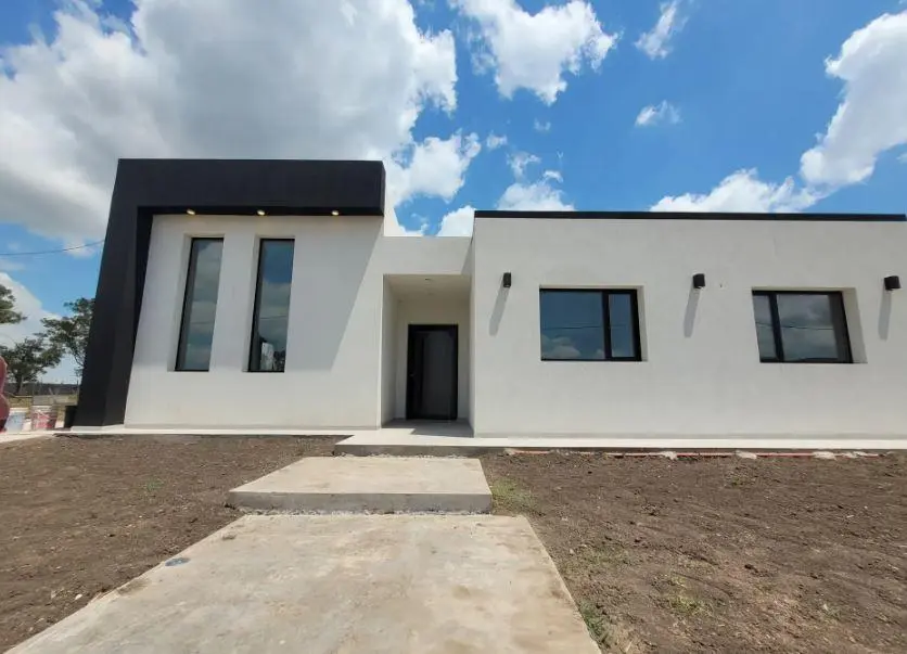Casa en venta - 3 Dormitorios 3 Baños - Esteban Echeverría 5