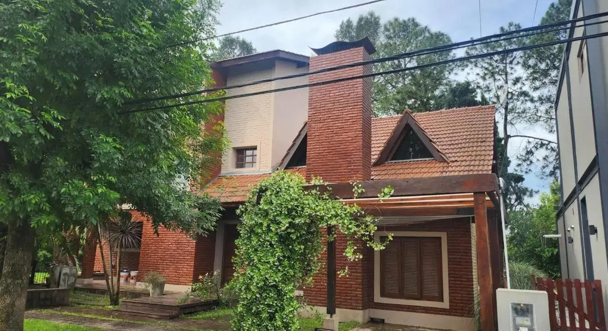 Casa en venta - 4 Dormitorios 5 Baños - Loma Verde 3