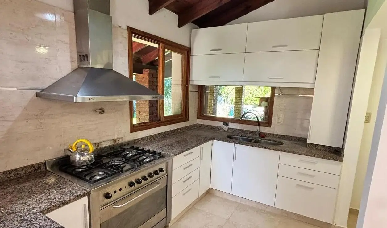 Casa en venta - 4 Dormitorios 5 Baños - Loma Verde 5