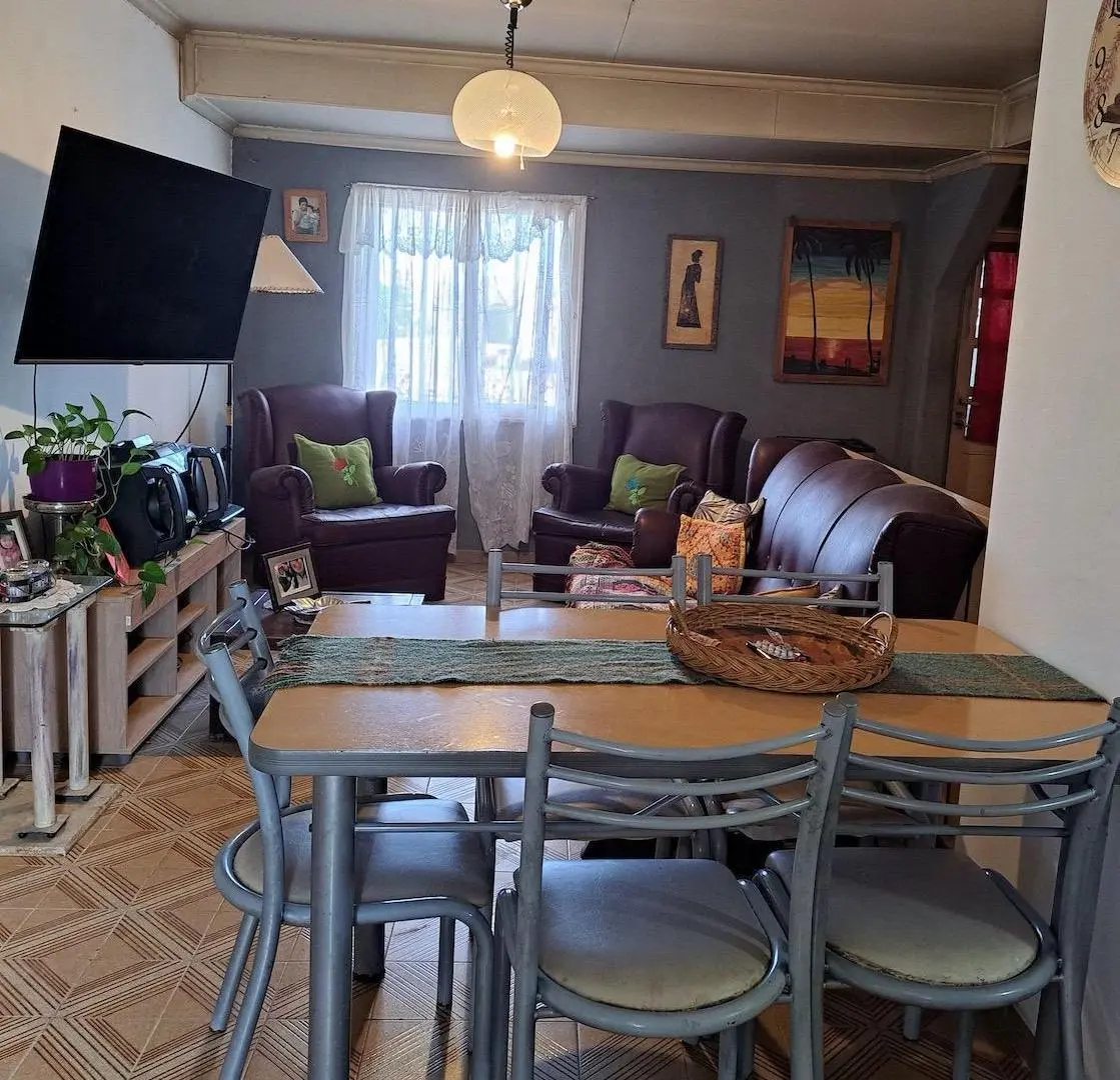 Casa en venta - 6 Dormitorios 2 Baños - Cocheras - 200Mts2 - Neuquen 5