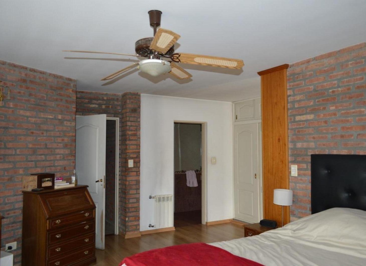 Casa en venta - 4 Dormitorios 5 Baños - Cipolletti