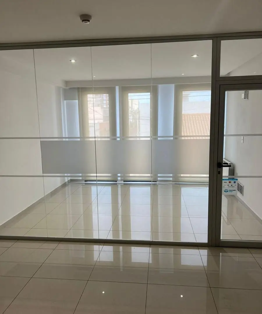 Oficina en alquiler - cochera, cocina indep., climatizada, con división hermética, Tandil centro 5