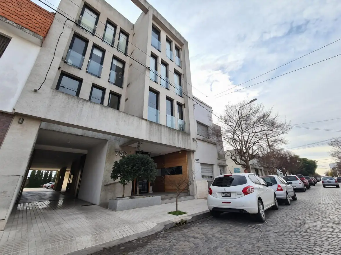 Oficina en alquiler - cochera, cocina indep., climatizada, con división hermética, Tandil centro 2