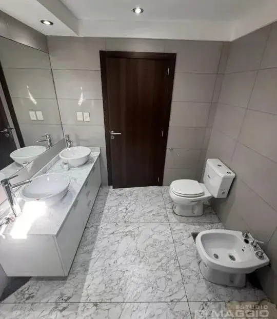 Casa en alquiler - 3 Dormitorios 4 Baños - Ezeiza 5