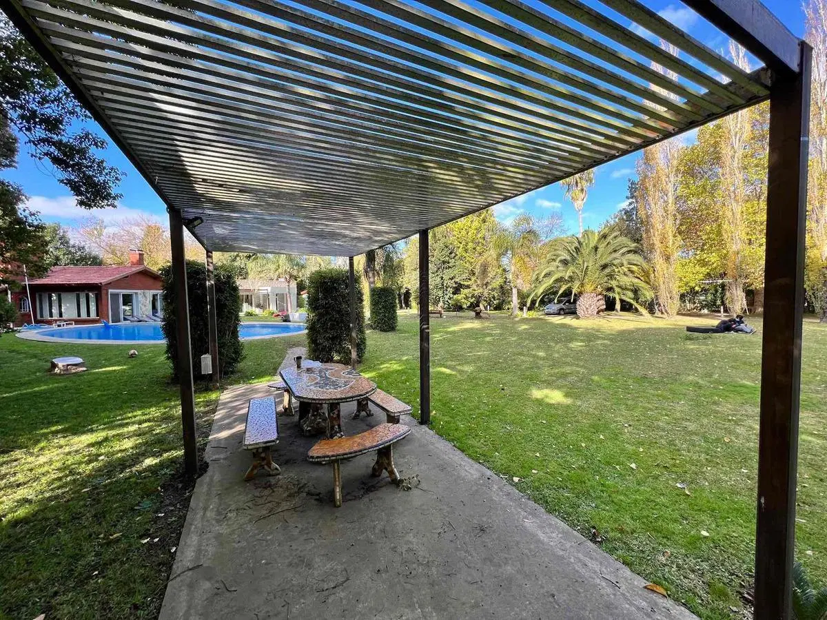 Casa en alquiler temporal - 4 dormitorios 4 baños - pileta y parque- Ezeiza 2