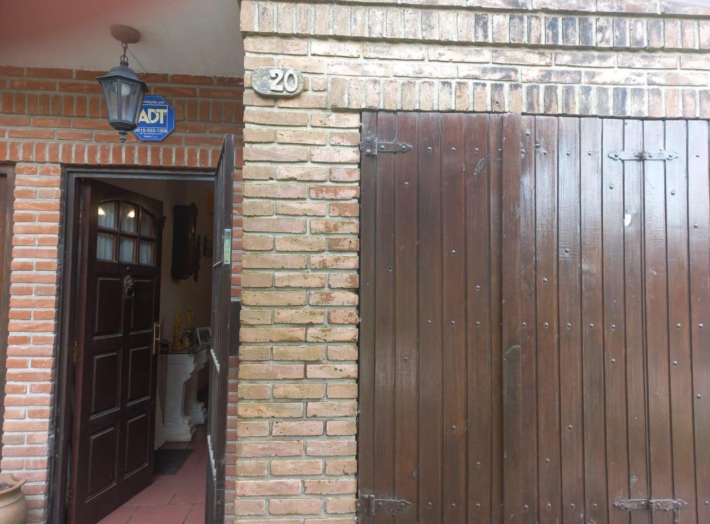 Casa en venta - 2 Dormitorios 4 Baños - Villa Gesell