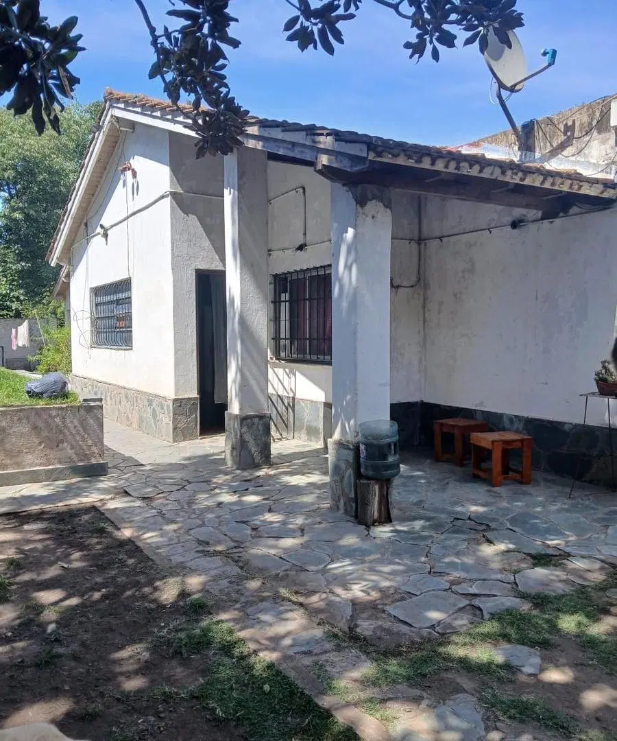 Casa en venta - 3 Dormitorios 2 Baños - Merlo 1