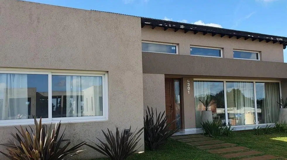 Casa en venta - 5 Dormitorios 4 Baños - Pinamar 5