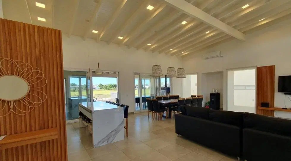 Casa en venta - 5 Dormitorios 4 Baños - Pinamar 2