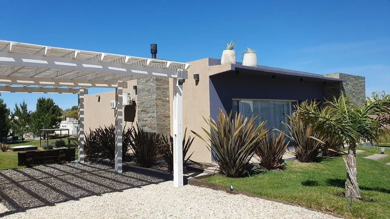 Casa en venta - 4 Dormitorios 2 Baños - Deportivo I 3