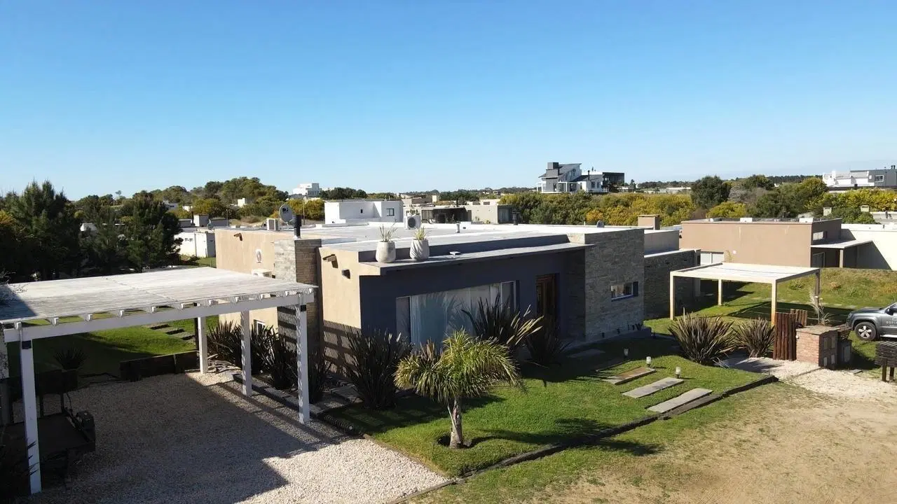 Casa en venta - 4 Dormitorios 2 Baños - Deportivo I 2