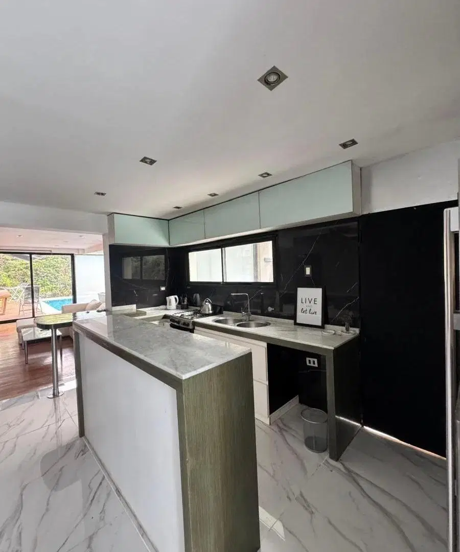 Casa en venta - 7 Dormitorios 5 Baños - Berazategui 5