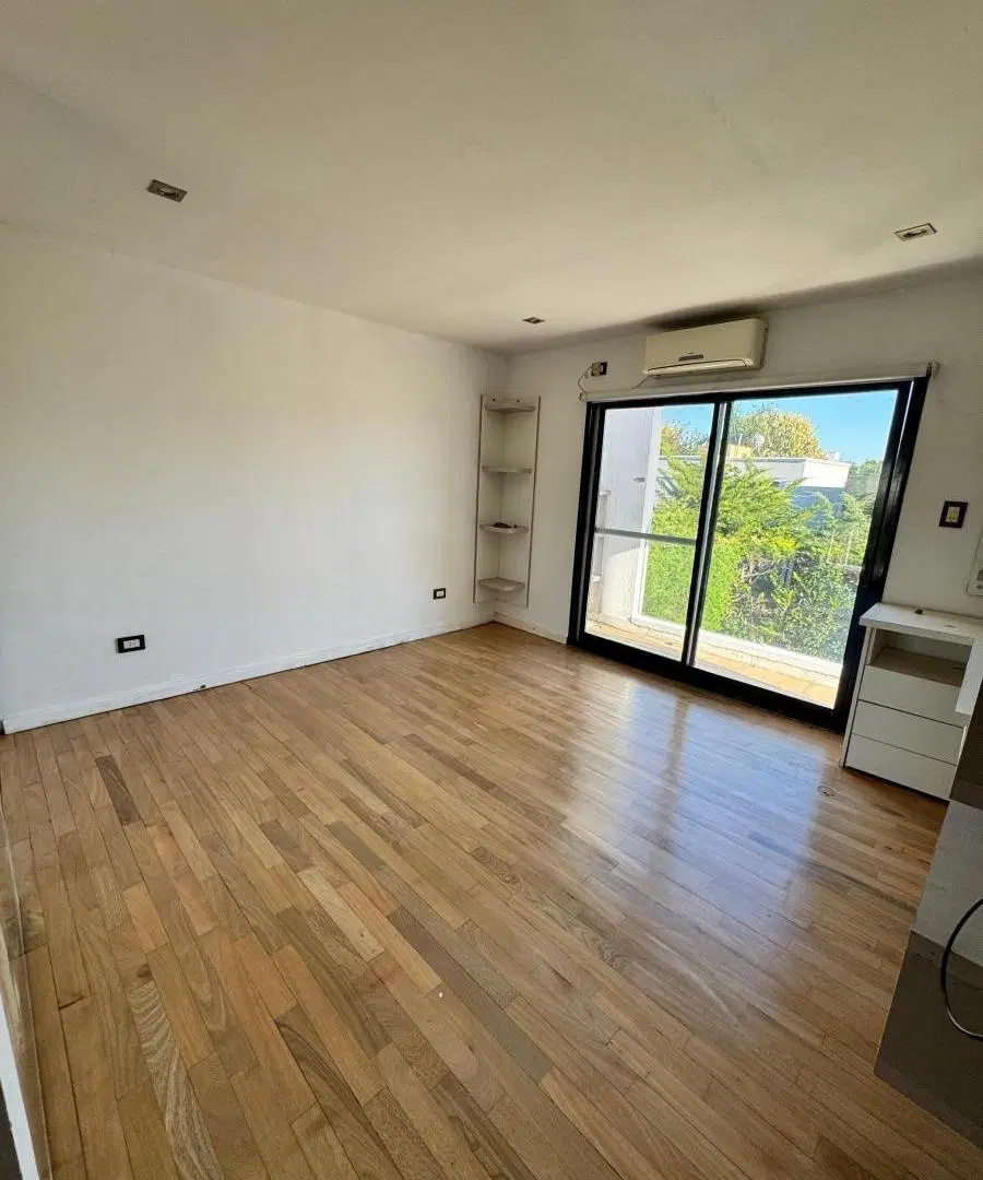 Casa en venta - 7 Dormitorios 5 Baños - Berazategui 4