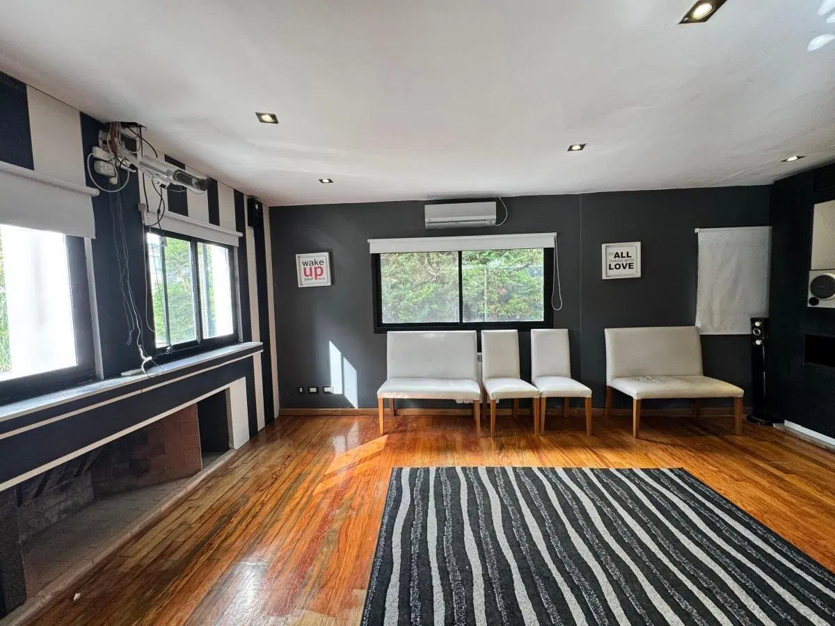 Casa en venta - 7 Dormitorios 5 Baños - Berazategui 3