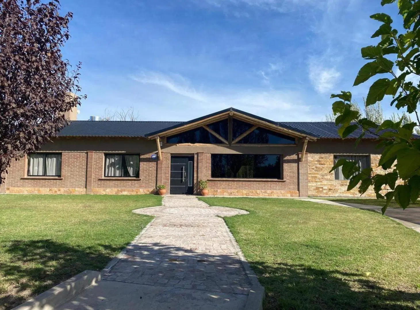 Casa en venta - 4 Dormitorios 4 Baños - Mendoza 2