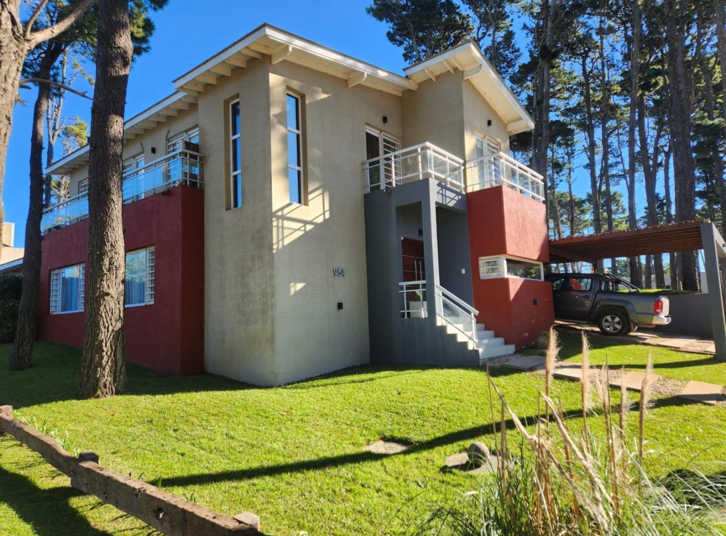 Casa en venta - 5 Dormitorios 4 Baños - Pinamar
