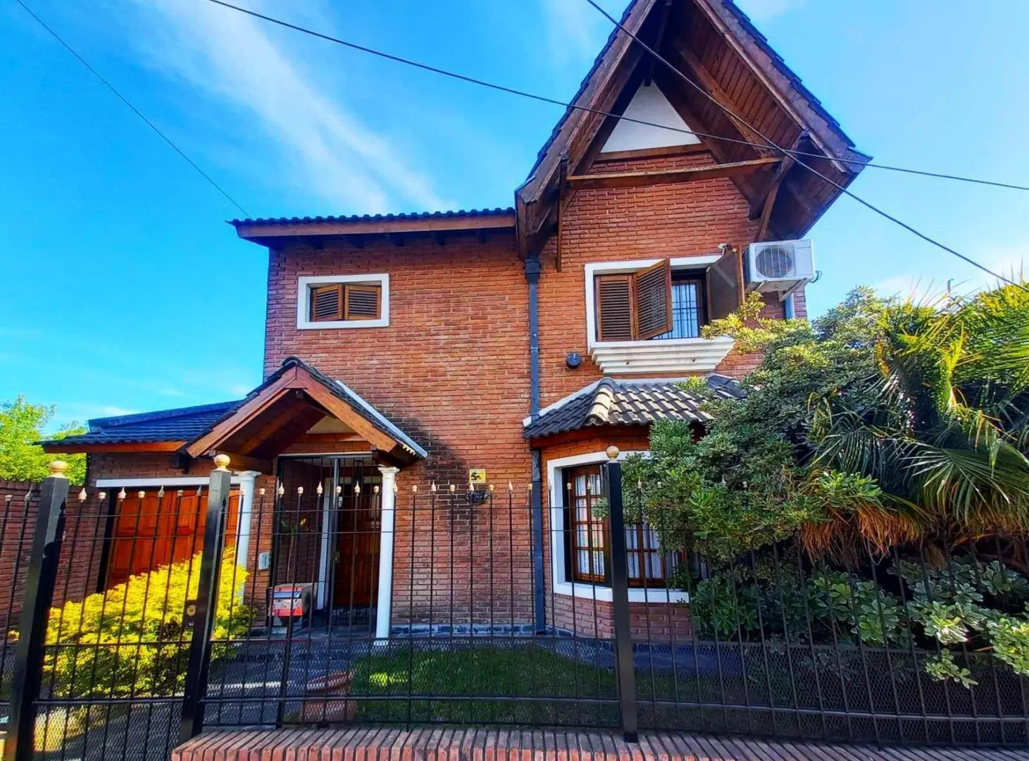 Casa en venta - 3 Dormitorios 2 Baños - Castelar 1