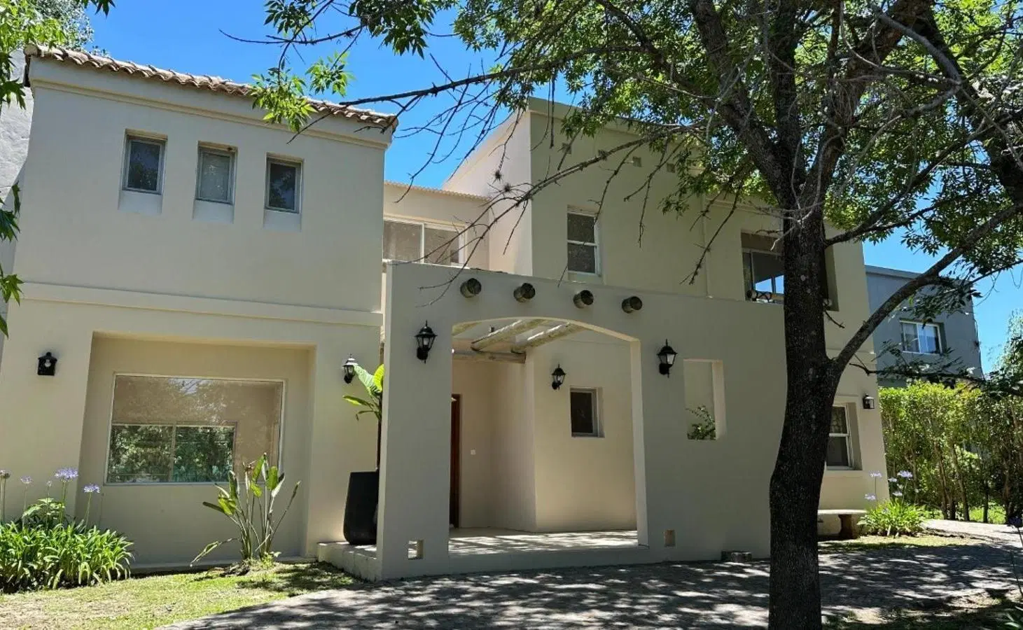 Casa en venta - 5 Dormitorios 4 Baños - Pilar 5