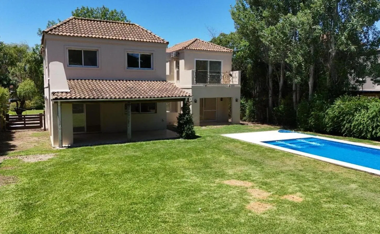 Casa en venta - 5 Dormitorios 4 Baños - Pilar 2