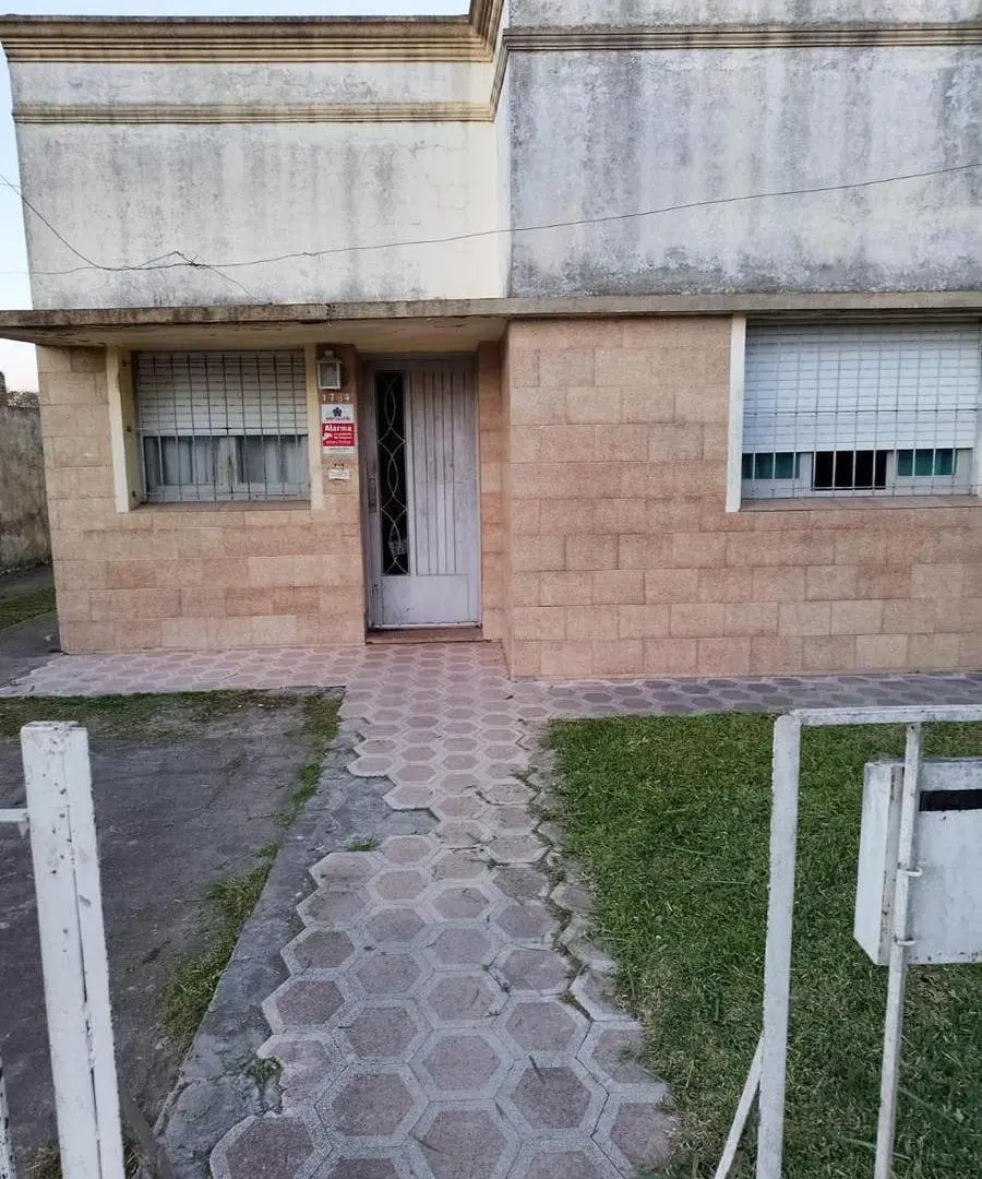 Casa en venta - 3 Dormitorios 1 Baño - La Plata 2