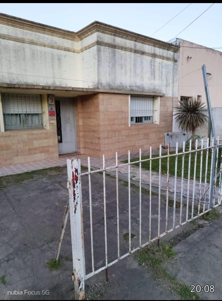 Casa en venta - 3 Dormitorios 1 Baño - La Plata