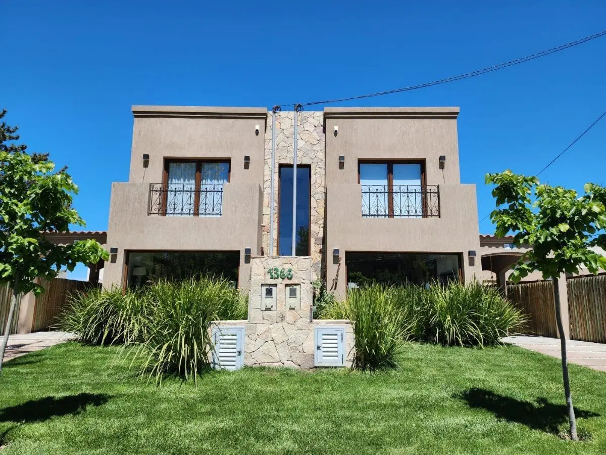 Complejo en venta - 4 Dormitorios 4 Baños - Cochera - 540Mts2 - Monte Hermoso 3