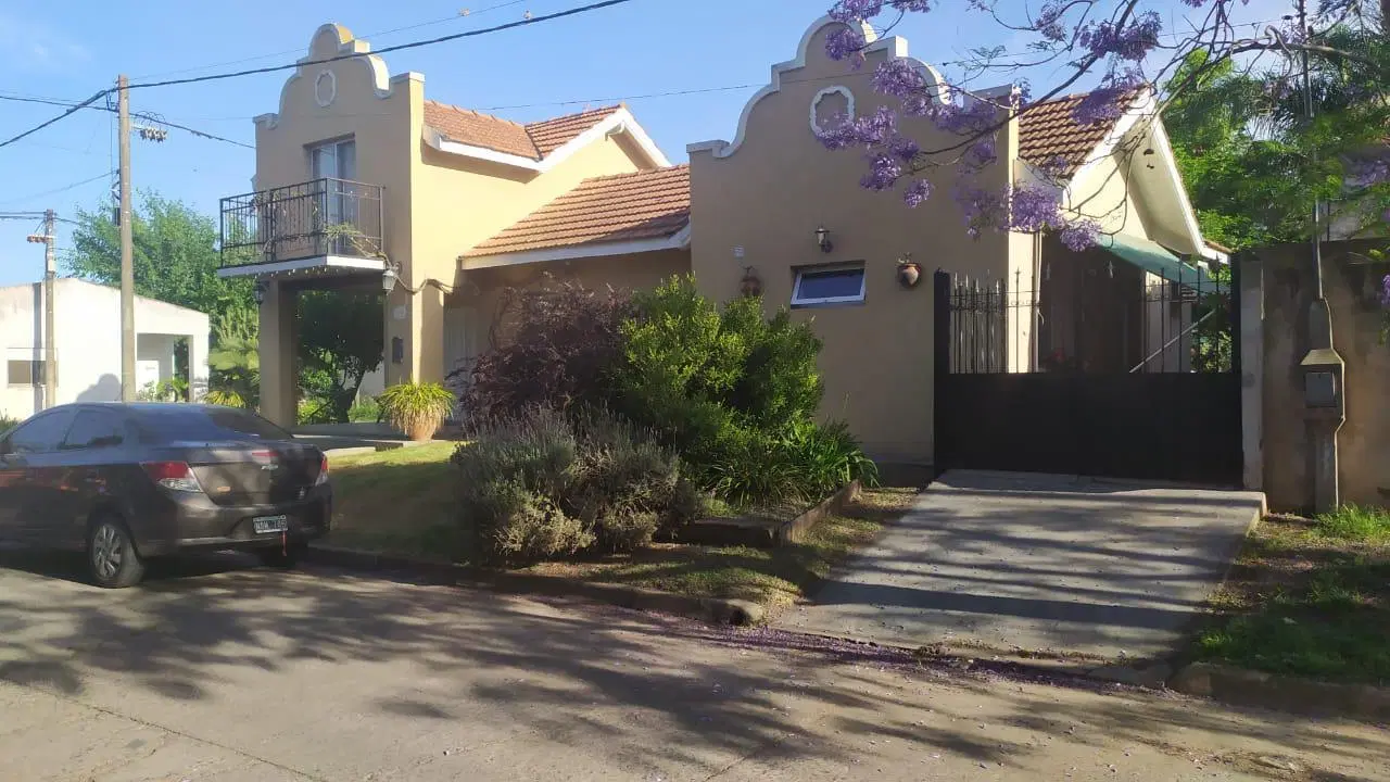 Casa en venta - 3 Dormitorios 2 Baños - Cochera - 680mts2 - San Miguel Del Monte 2
