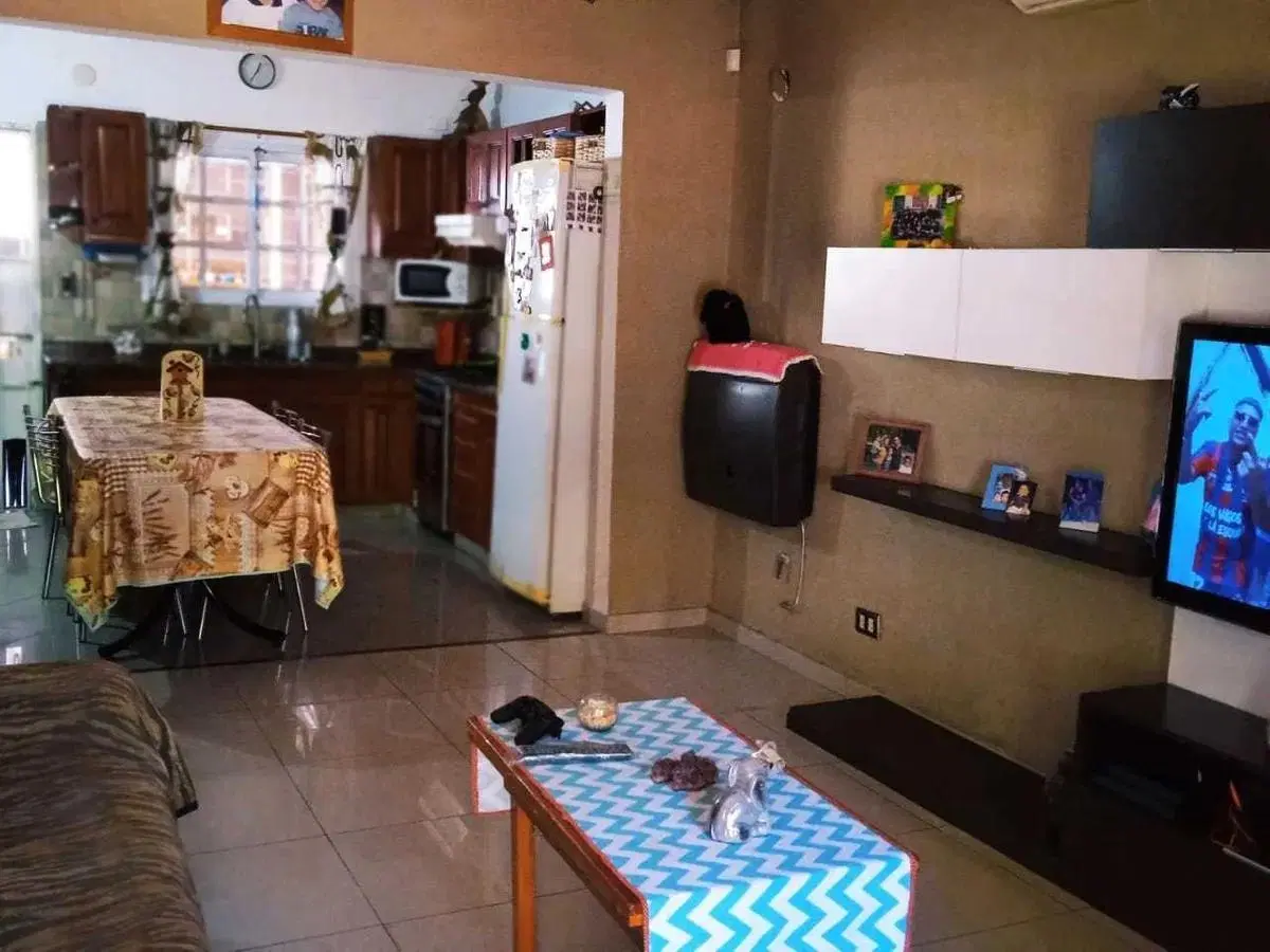 Casa en venta - 2 dormitorios 1 baño - 90mts2 - Berazategui 4