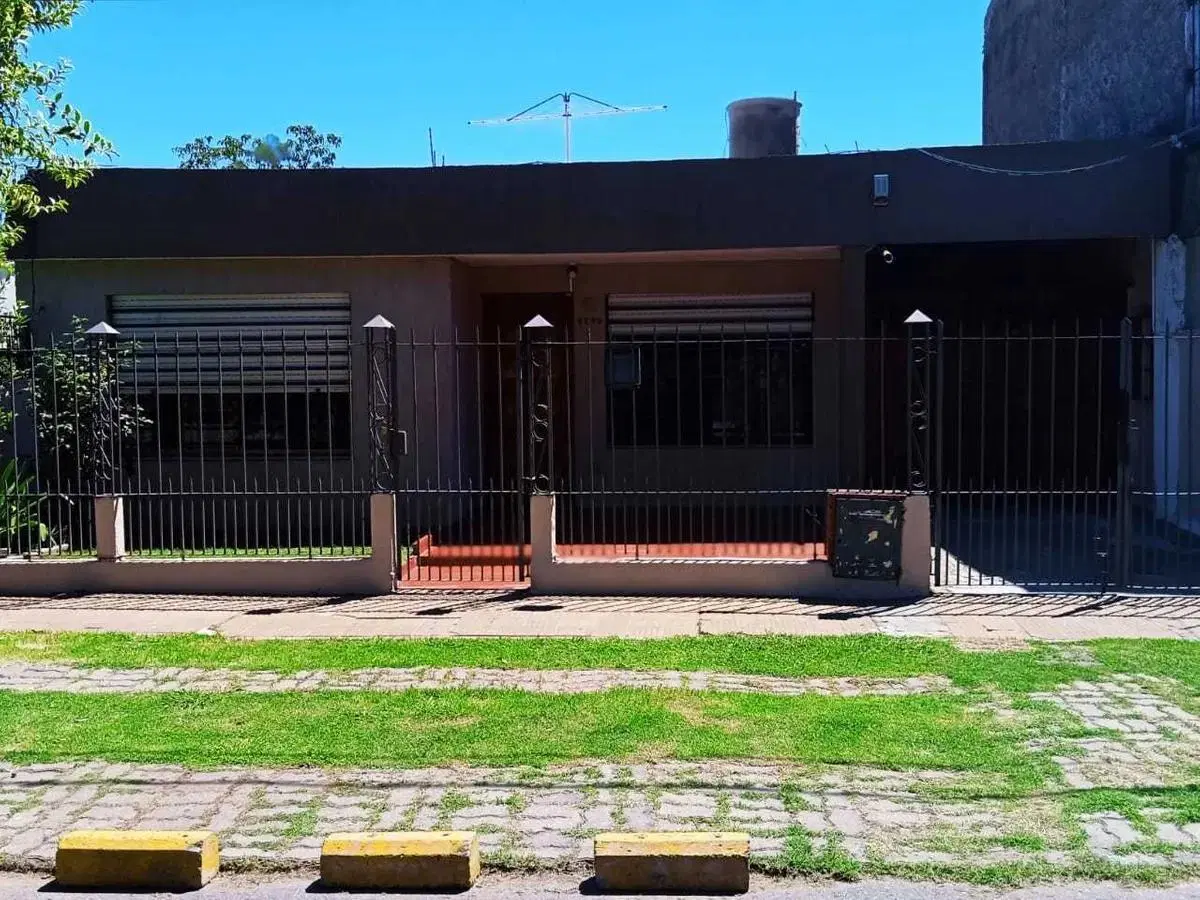 Casa en venta - 2 dormitorios 1 baño - 90mts2 - Berazategui 3