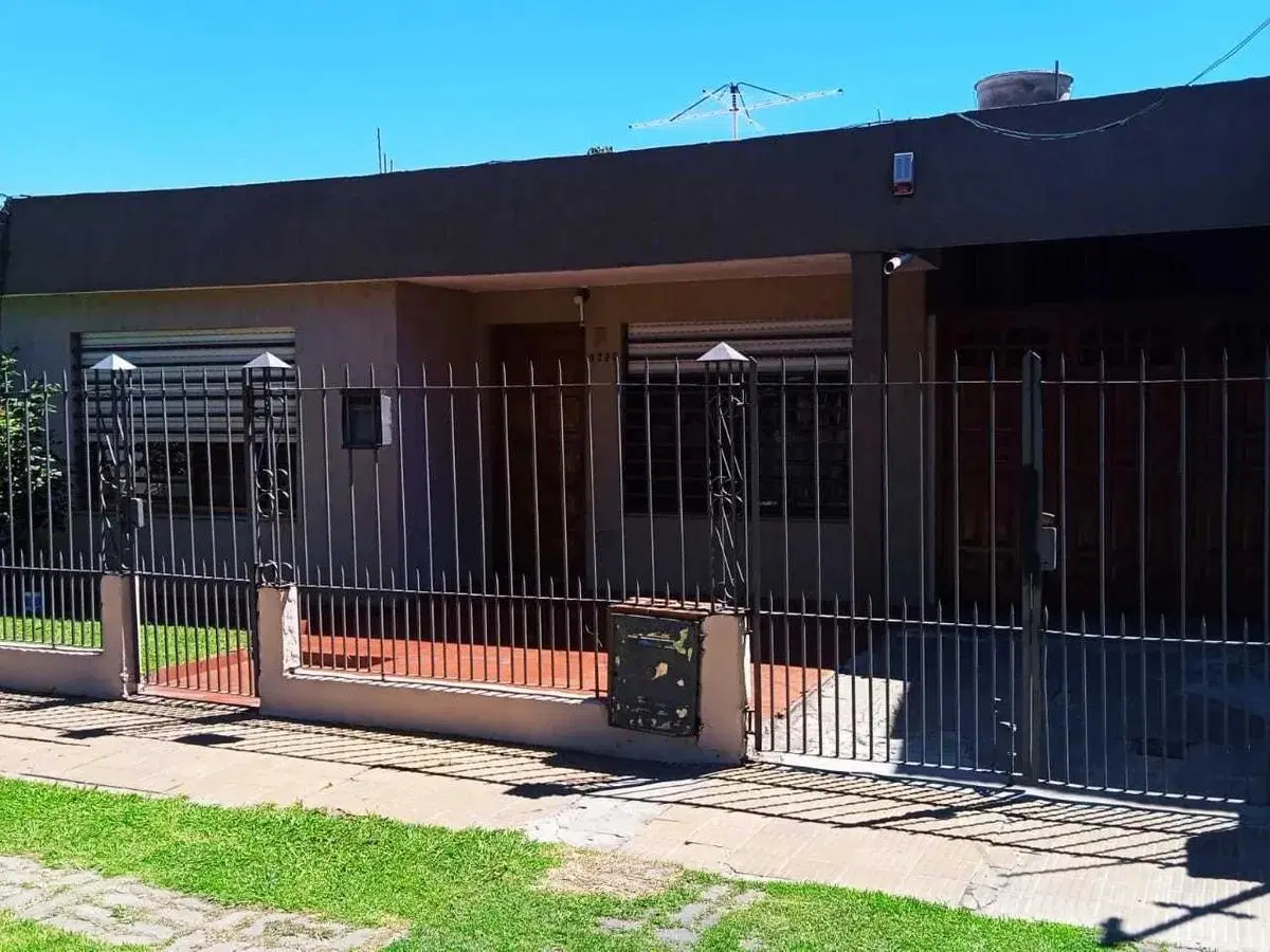 Casa en venta - 2 dormitorios 1 baño - 90mts2 - Berazategui 2