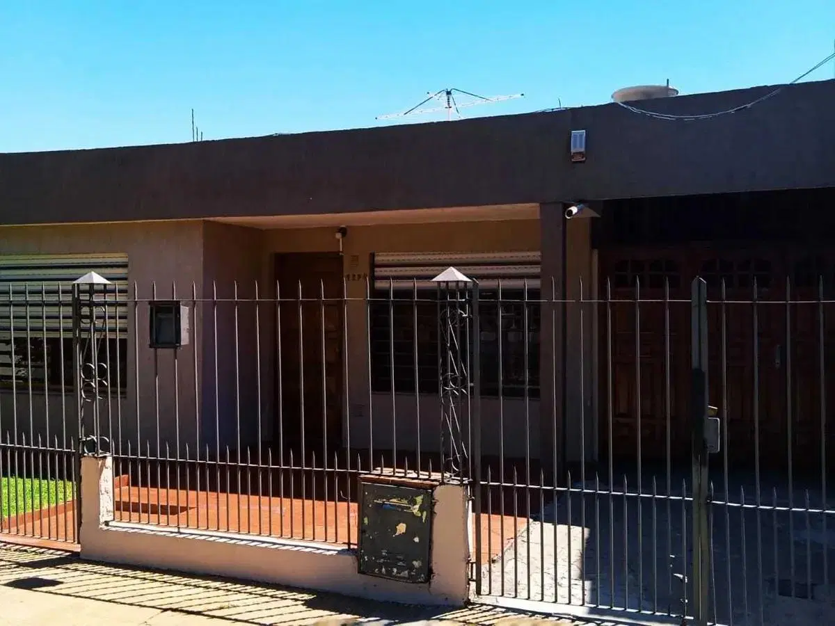 Casa en venta - 2 dormitorios 1 baño - 90mts2 - Berazategui 1