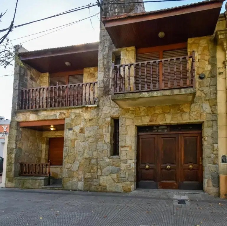 Casa en venta - 4 dormitorios 2 baños 1 cochera - 200mts2 - La Plata 1