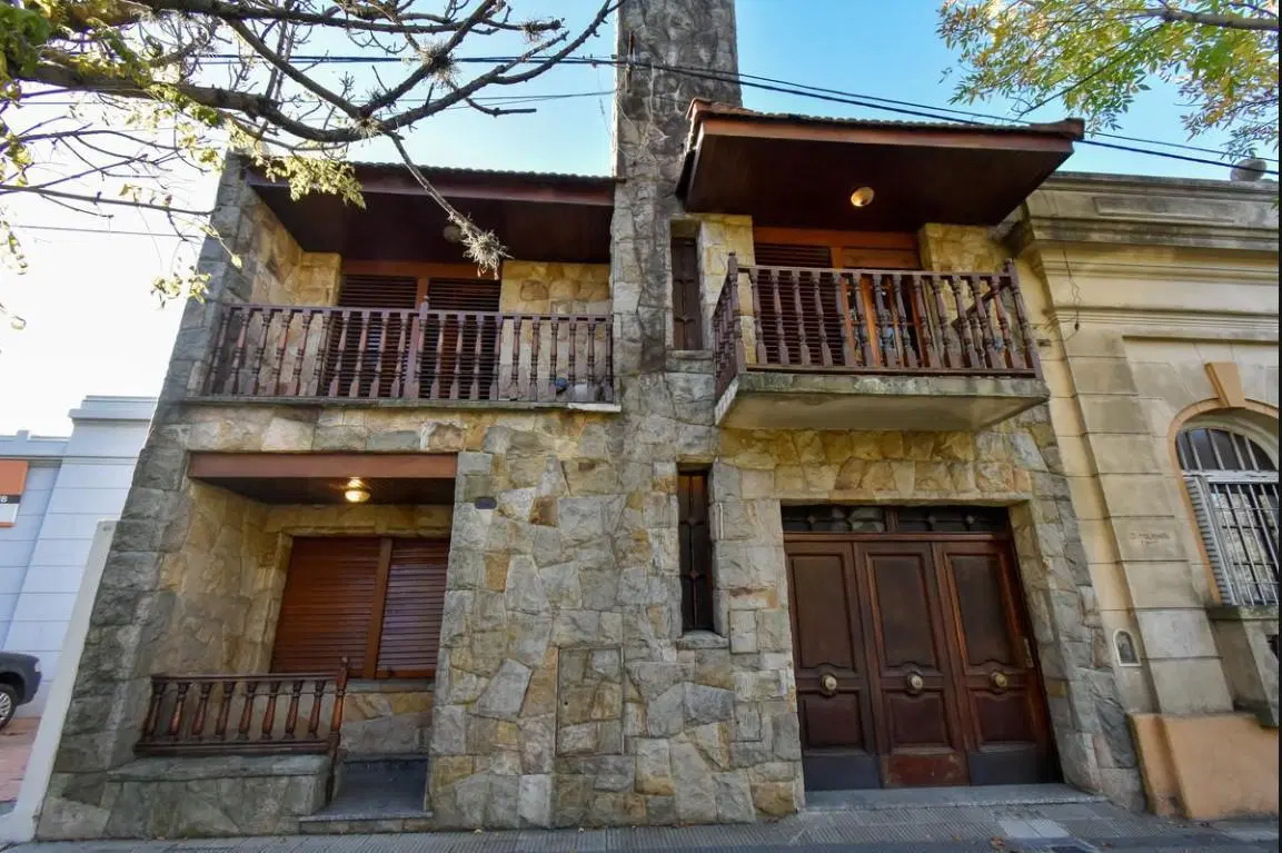 Casa en venta - 4 dormitorios 2 baños 1 cochera - 200mts2 - La Plata 2