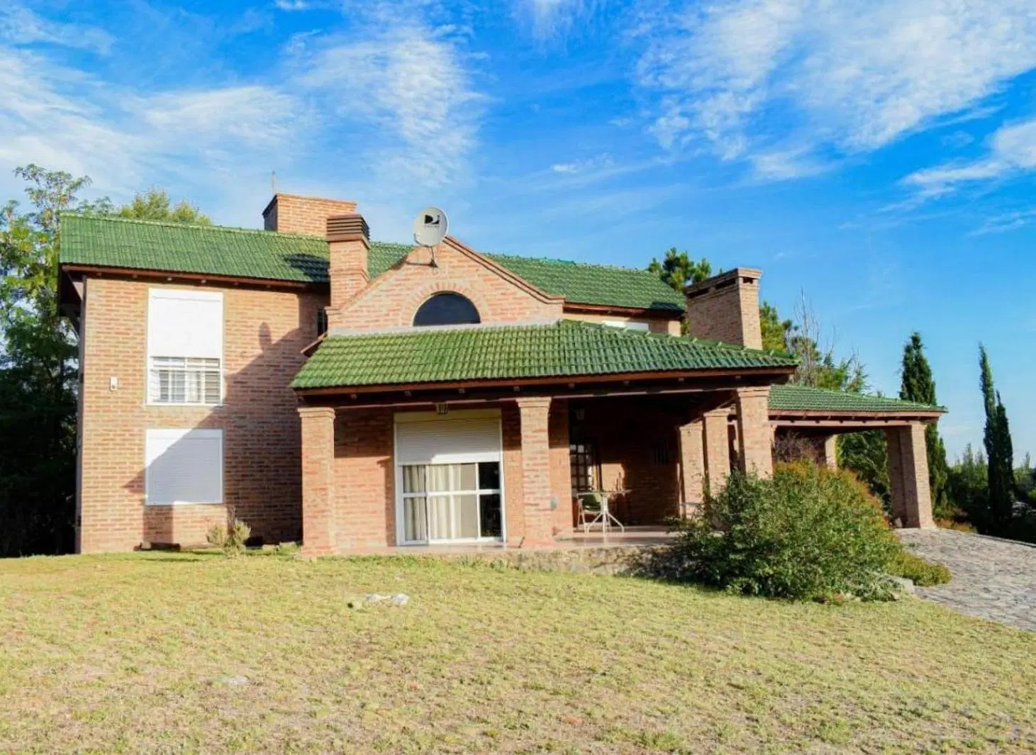 Casa en venta - 3 Dormitorios 3 Baños - Cochera - 2.700Mts2 - Río Cuarto 2
