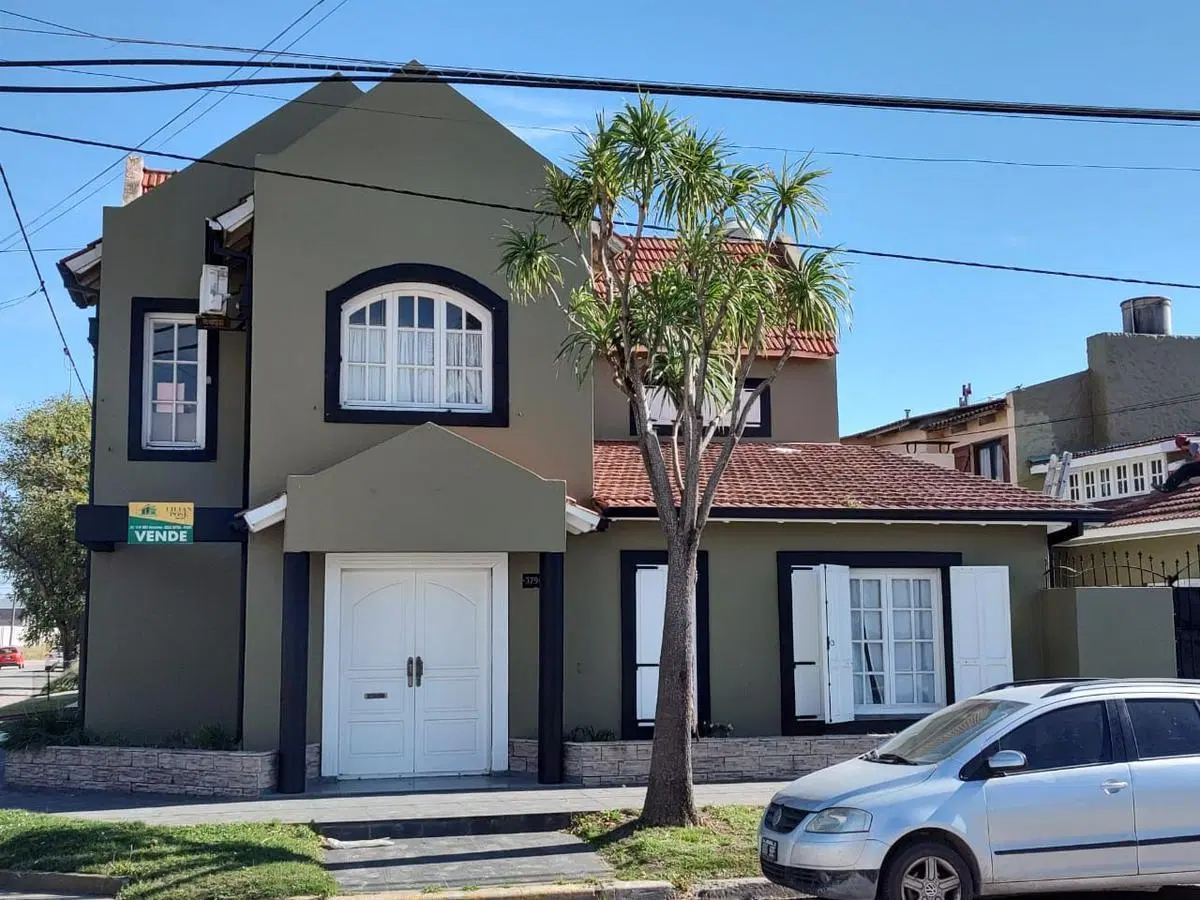 Casa en venta - 3 dormitorios 3 baños 1 cochera - 300mts2 - Necochea 1