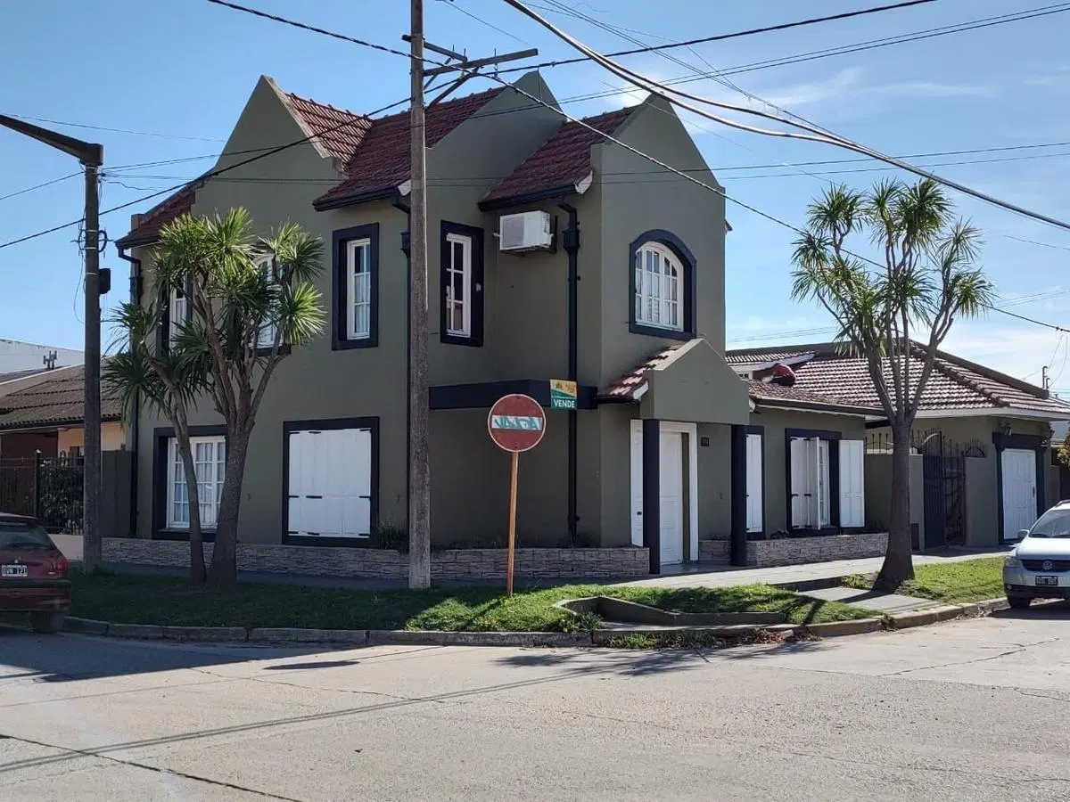 Casa en venta - 3 dormitorios 3 baños 1 cochera - 300mts2 - Necochea 4