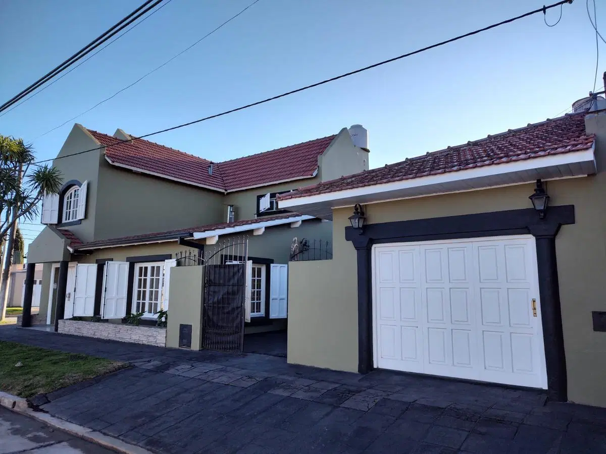 Casa en venta - 3 dormitorios 3 baños 1 cochera - 300mts2 - Necochea 3