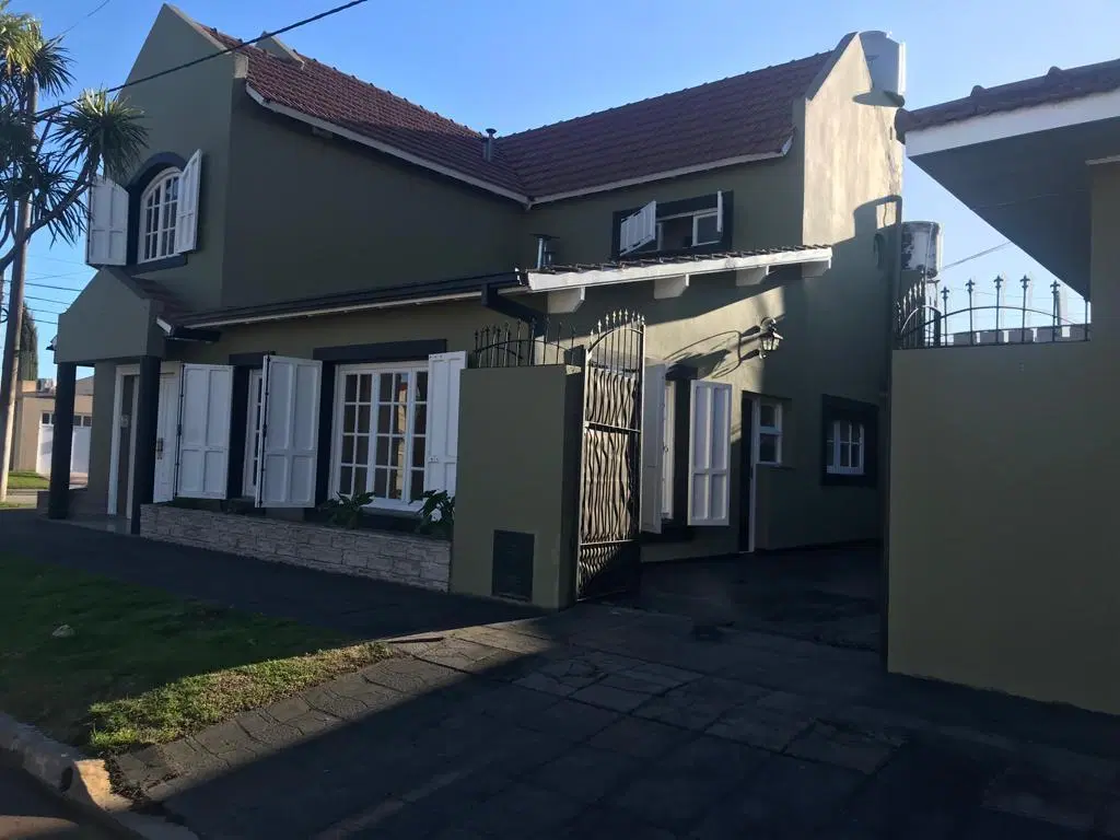 Casa en venta - 3 dormitorios 3 baños 1 cochera - 300mts2 - Necochea 5