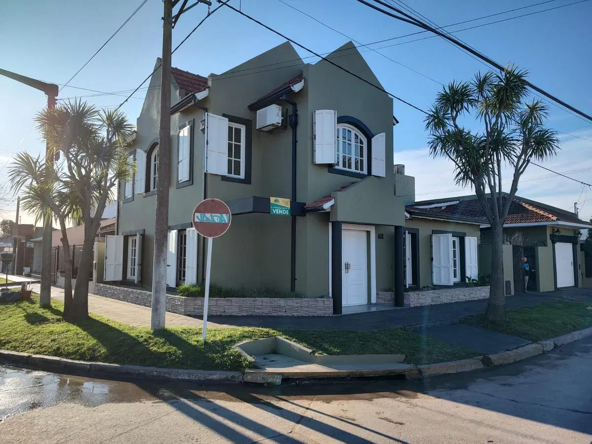 Casa en venta - 3 dormitorios 3 baños 1 cochera - 300mts2 - Necochea 2