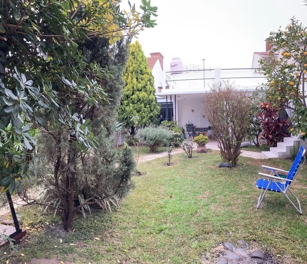 Casa en venta - 2 Dormitorios 2 Baños - 268mts2 - Don Bosco 4