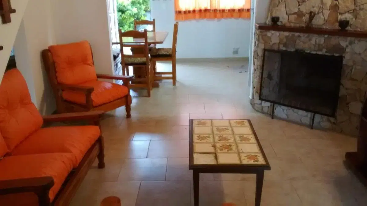 Casa en venta - 3 Dormitorios 1 Baño - 200Mts2 - Villa Gesell 2