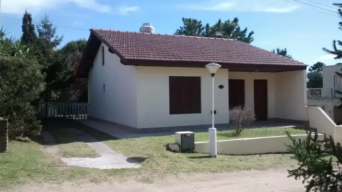 Casa en venta - 3 Dormitorios 1 Baño - 200Mts2 - Villa Gesell 1