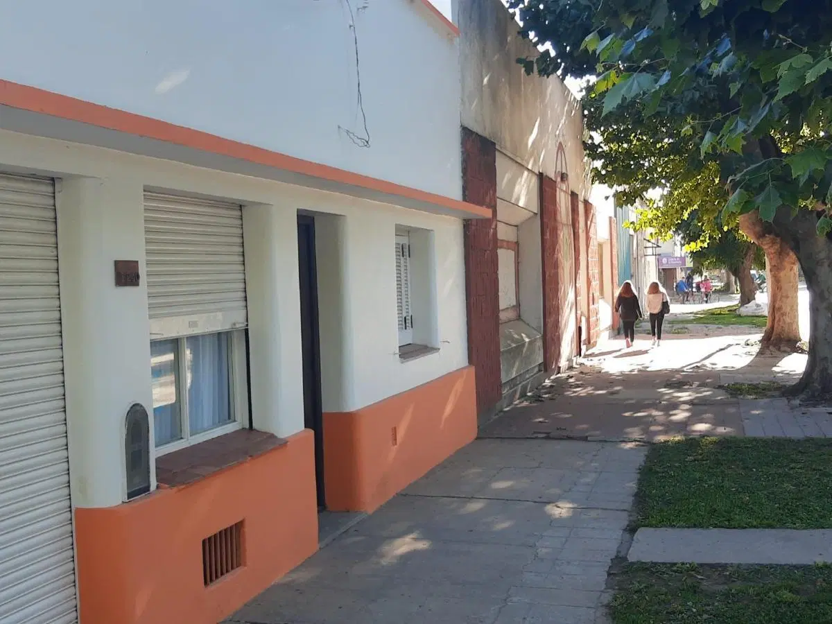Casa y terreno en venta - 3 dormitorios 2 baños - 800 mts2 - Comandante Nicanor Otamendi 4