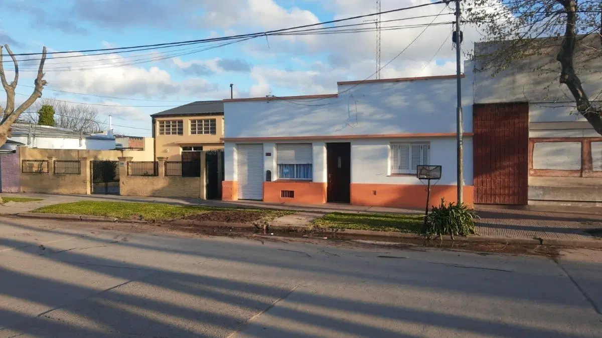 Casa y terreno en venta - 3 dormitorios 2 baños - 800 mts2 - Comandante Nicanor Otamendi 1