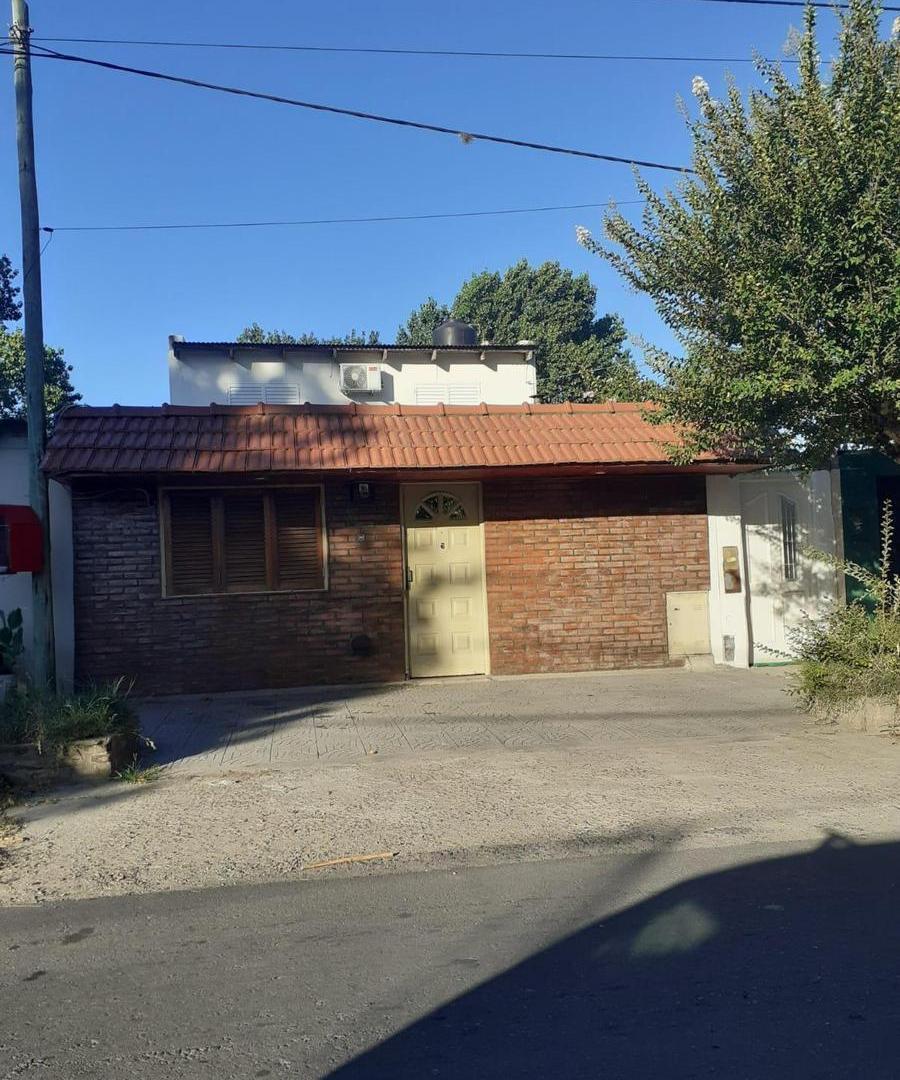 Casa en venta - 5 Dormitorios 2 Baños - 112Mts2 - La Plata