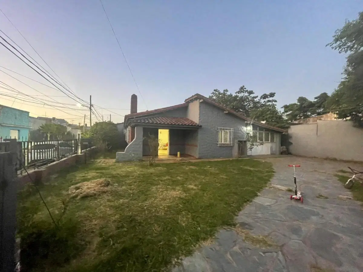 Casa en venta - 3 Dormitorios 1 Baño - Cocheras - 410Mts2 - General Rodríguez 2