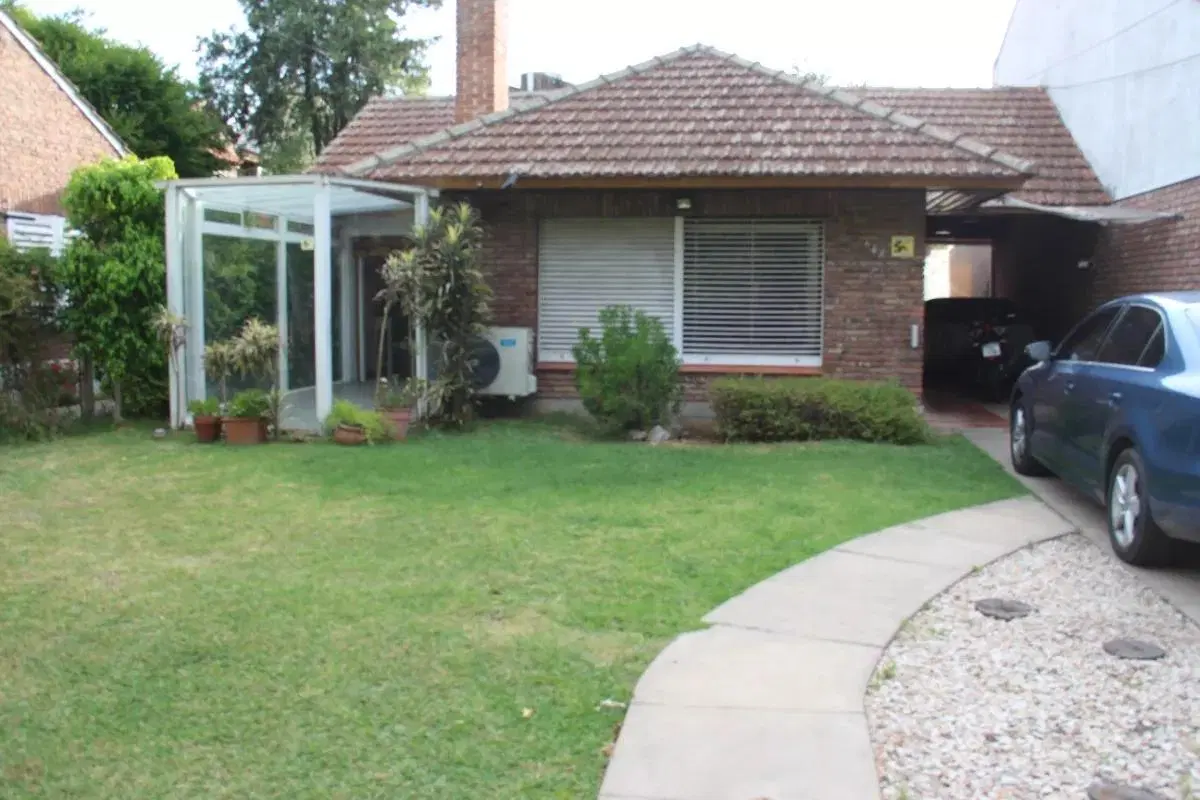 Casa en venta - 3 Dormitorios 3 Baños - Cochera - 435Mts2 - Adrogue 5