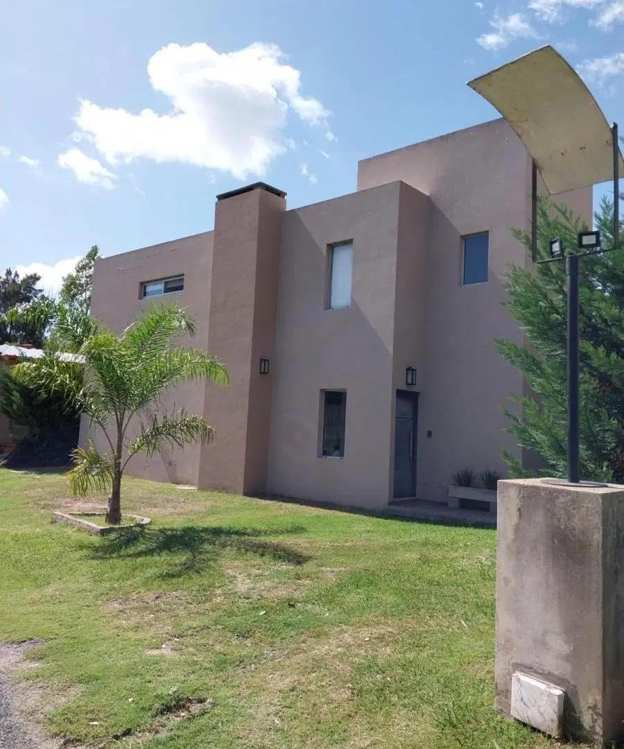 Casa en venta - 3 Dormitorios 3 Baños - Berazategui 3