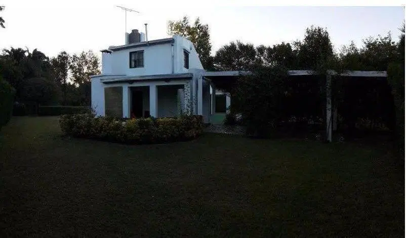 Casa en venta - 2 dormitorios con piscina y amplio jardín - 100mts2 - La Plata 3