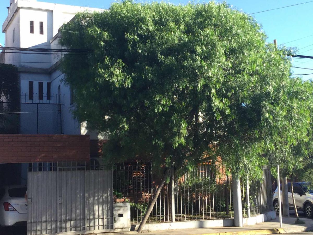 Casa en venta - 4 Dormitorios 2 Baños - Cochera - 310Mts2 - Villa Sarmiento, Morón